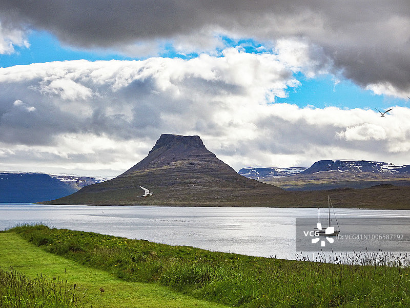 从维古尔岛看到的伊萨菲厄泽的平顶山图片素材