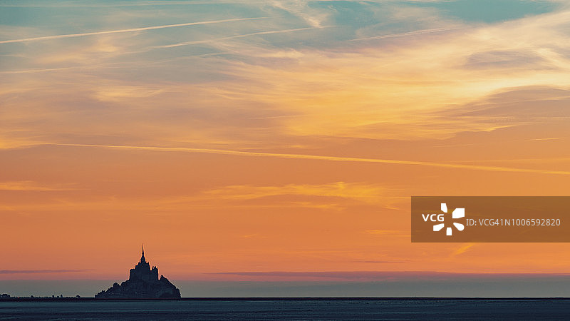 法国诺曼底圣米歇尔山上的橙色天空图片素材