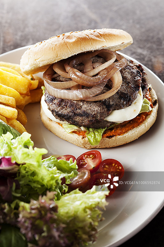 配有沙拉的汉堡图片素材