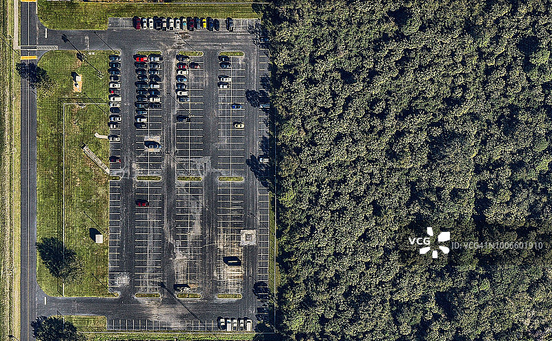 美国佛罗里达州森林附近的停车场鸟瞰图图片素材