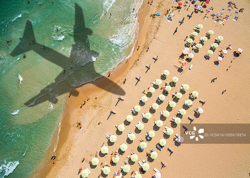 飞机阴影和带有遮阳伞的海滩航拍图片素材