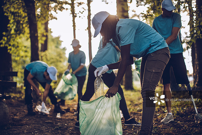 拿着垃圾袋的志愿者图片素材
