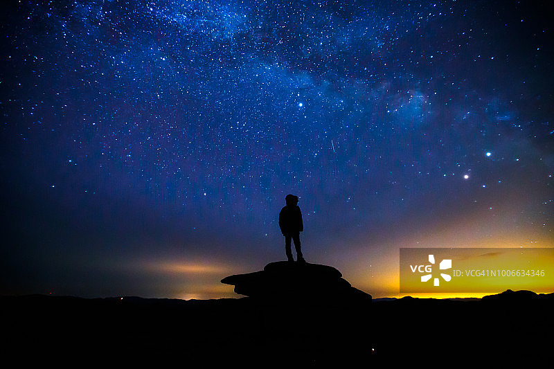 银河景观与男人剪影图片素材