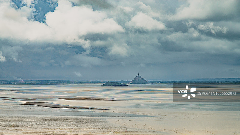 从科唐坦半岛看法国诺曼底圣米歇尔山阴天景色图片素材