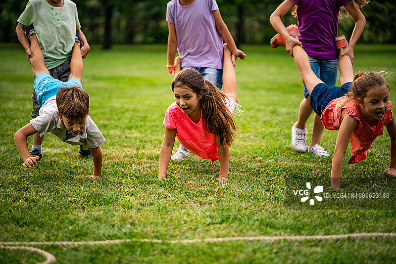一群孩子在公园里玩耍图片素材