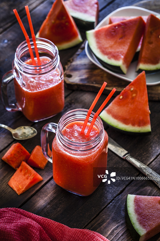 乡村木桌上的西瓜汁和切片图片素材