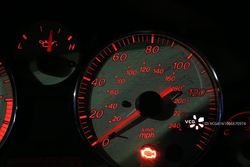 车辆上显示的发动机检查灯图片素材