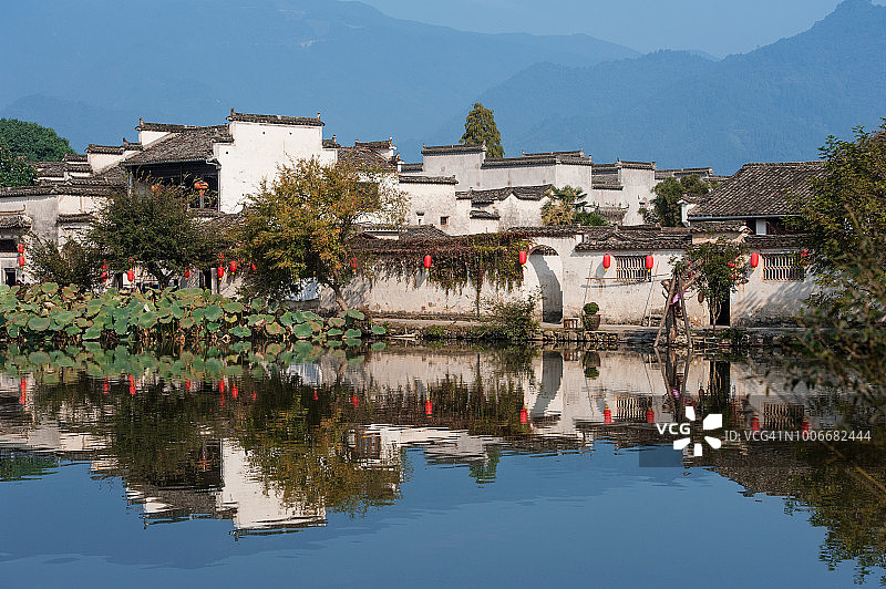 倒映在河中的白色建筑：中国宏村图片素材