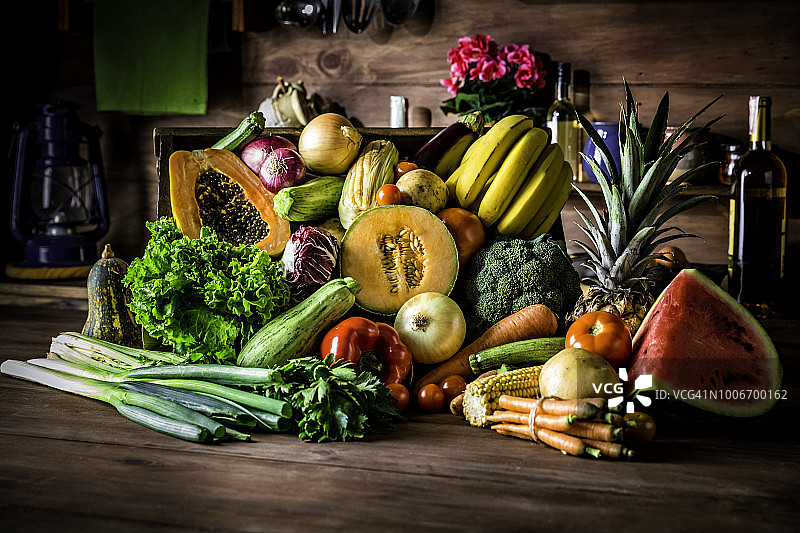 乡村厨房中用于切割有机热带水果和蔬菜的砧板，自然光图片素材