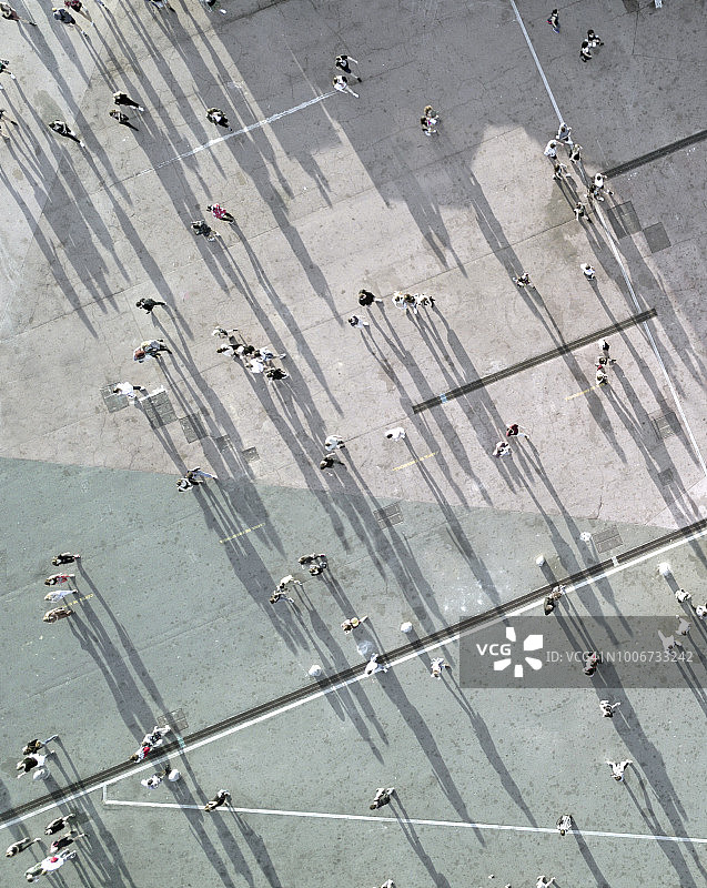 街上人群的高角度照片图片素材
