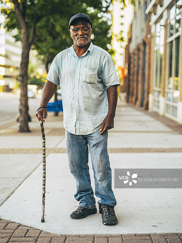街头的乞讨者图片素材