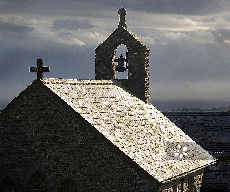 乡村小教堂的傍晚剪影，展示石板屋顶和钟楼图片素材