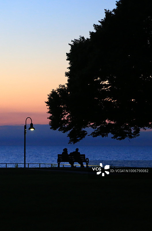 公园长椅上的浪漫情侣图片素材