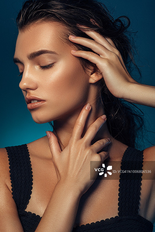 美丽的年轻女子图片素材