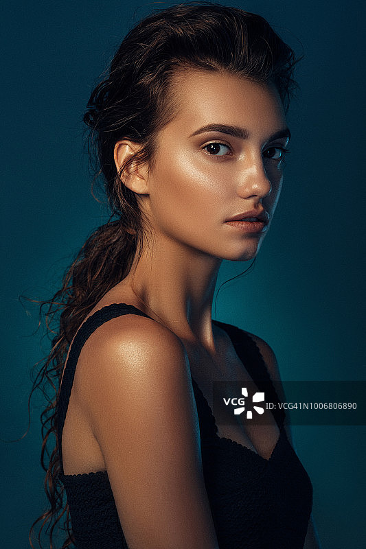 美丽的年轻女子图片素材