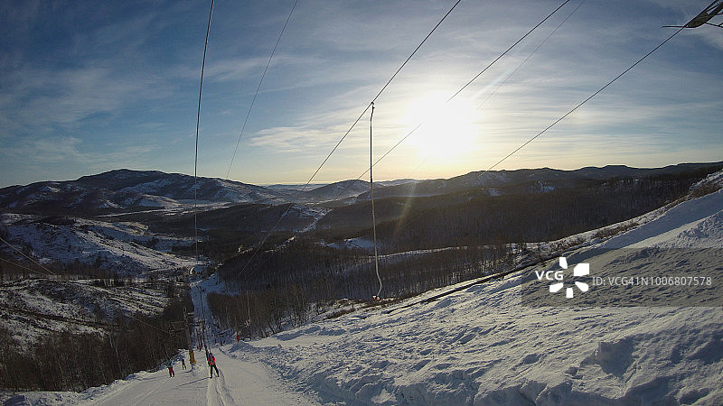 高山滑雪者乘坐缆车登山的个人视角图片素材