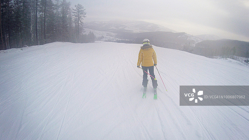 高山滑雪者山间滑雪第一人称视角图片素材