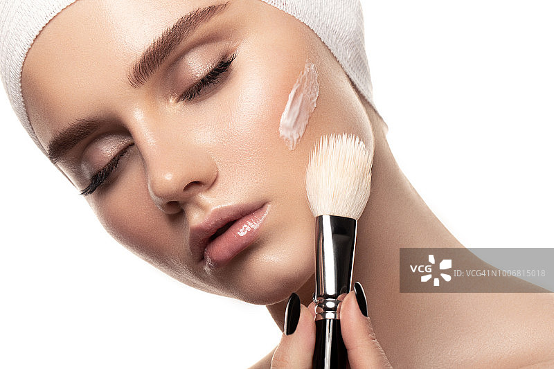 女性面部护肤霜线条图片素材