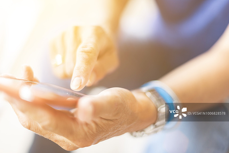 女性智能手机图片素材