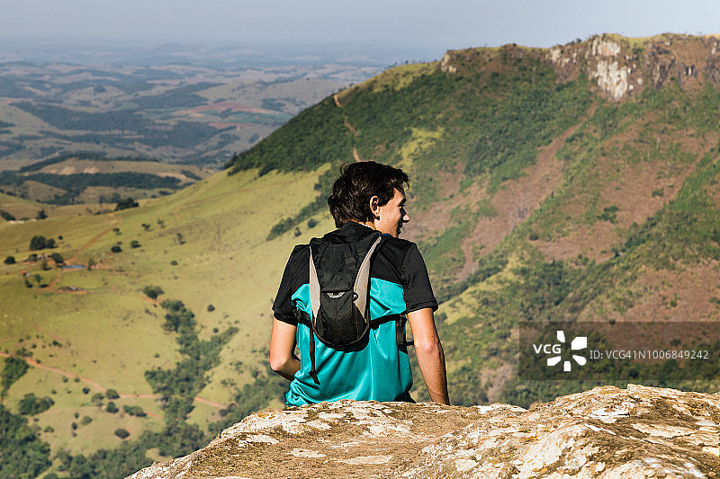 阳台上的背包客图片素材