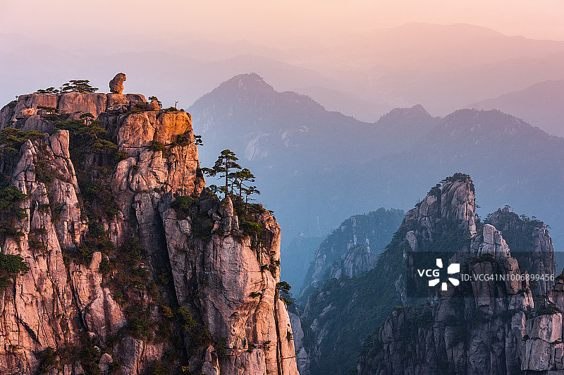 中国黄山狮子峰日出图片素材