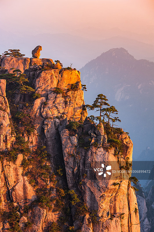 中国黄山狮子峰日出图片素材