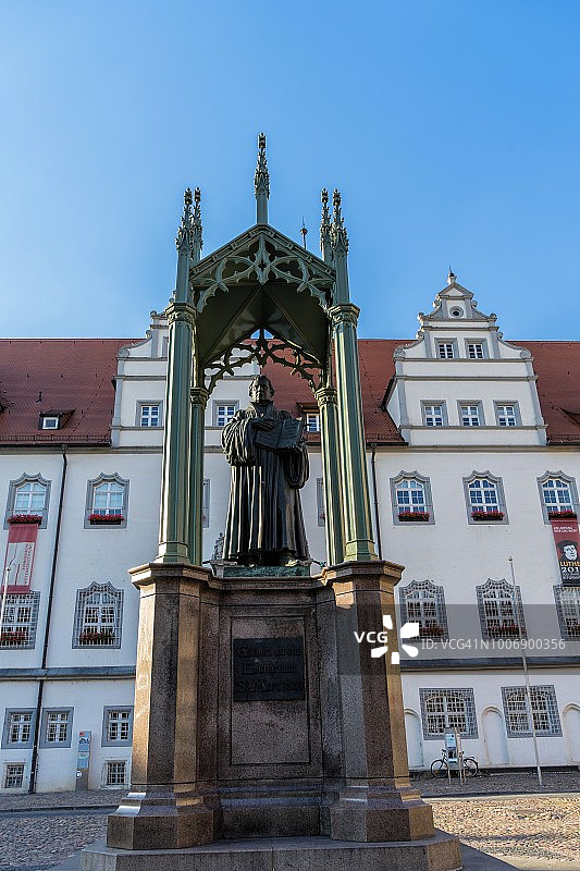 德国维滕贝格路德城集市广场上的马丁·路德纪念碑图片素材
