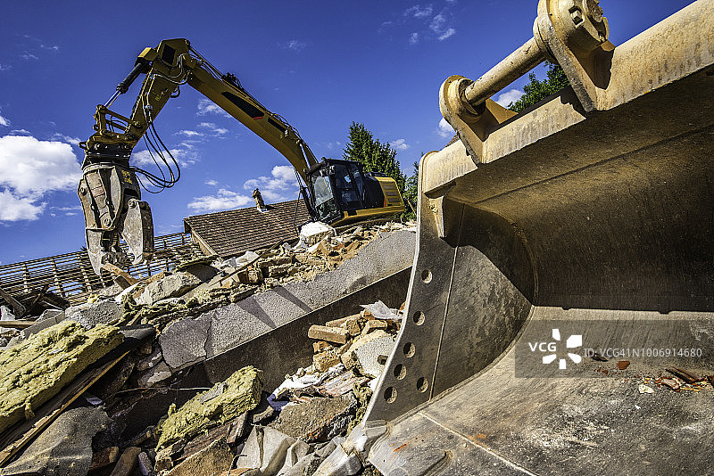 拆除现场的挖掘机和推土机图片素材