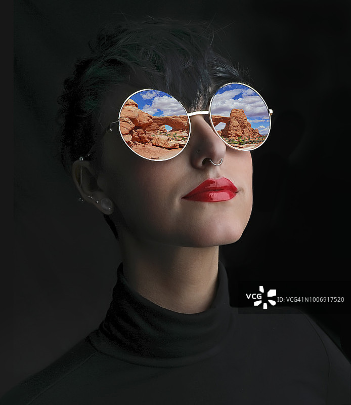 女士、太阳镜和拱门国家公园岩层的多次曝光.视窗图片素材