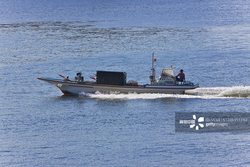 日本东京港区东京湾捕捞咸水鳗鱼的渔船图片素材