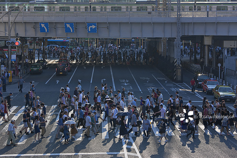 日本东京台东区上野站的十字路口人群图片素材