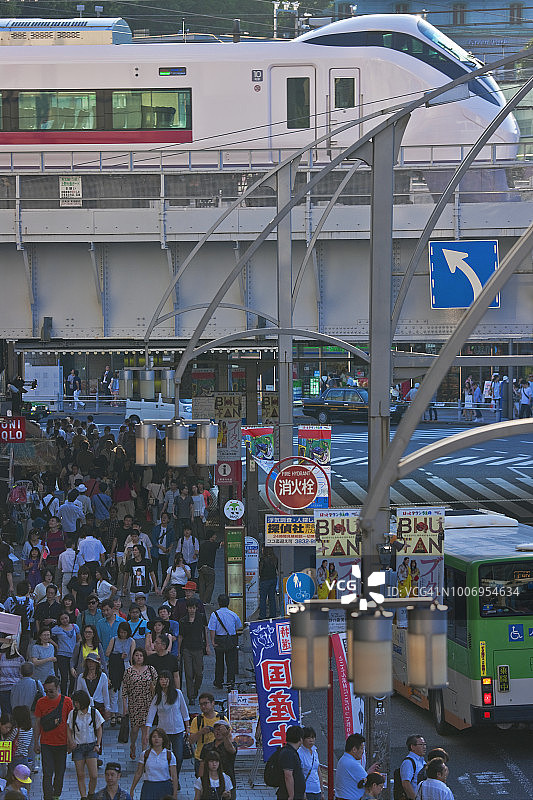 日本东京台东区上野站的人行道人群和铁轨图片素材