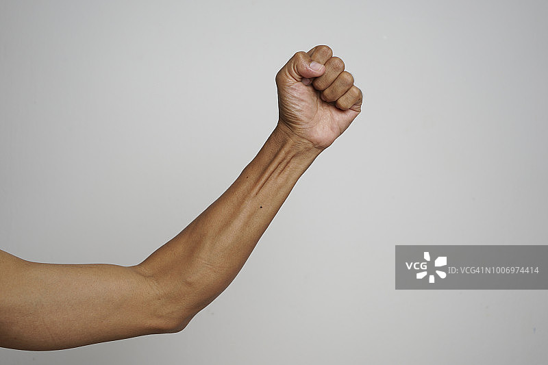 灰色背景中的手部特写图片素材