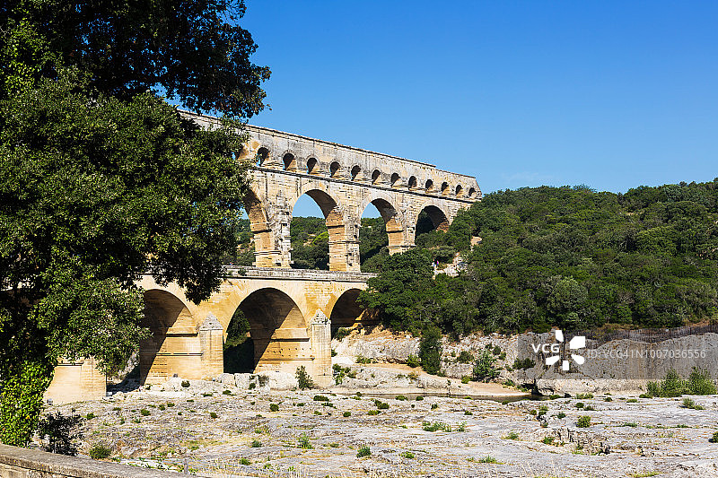 加尔桥 - 著名的古罗马输水道横跨法国南部的加尔东河图片素材