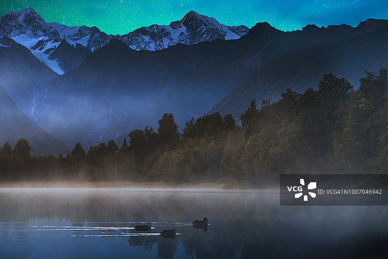 新西兰库克山和马瑟森湖的银河图片素材