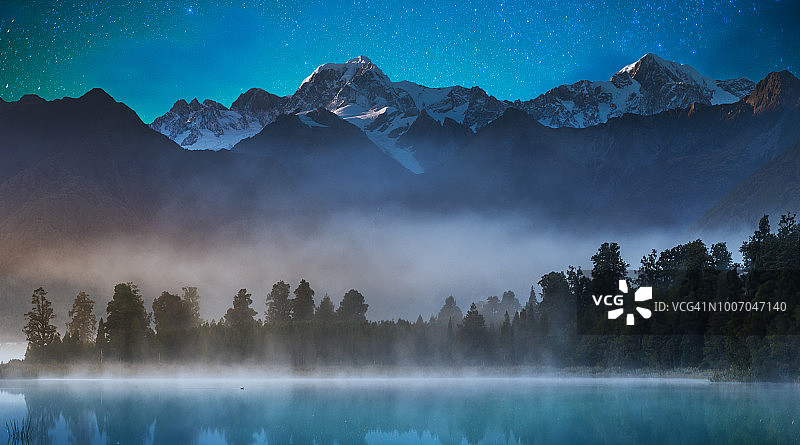 新西兰库克山和马瑟森湖的银河图片素材