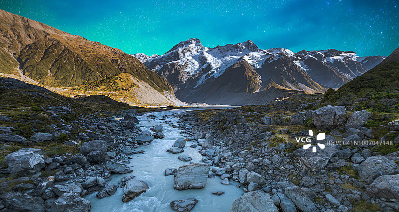 新西兰库克山和马瑟森湖的银河图片素材