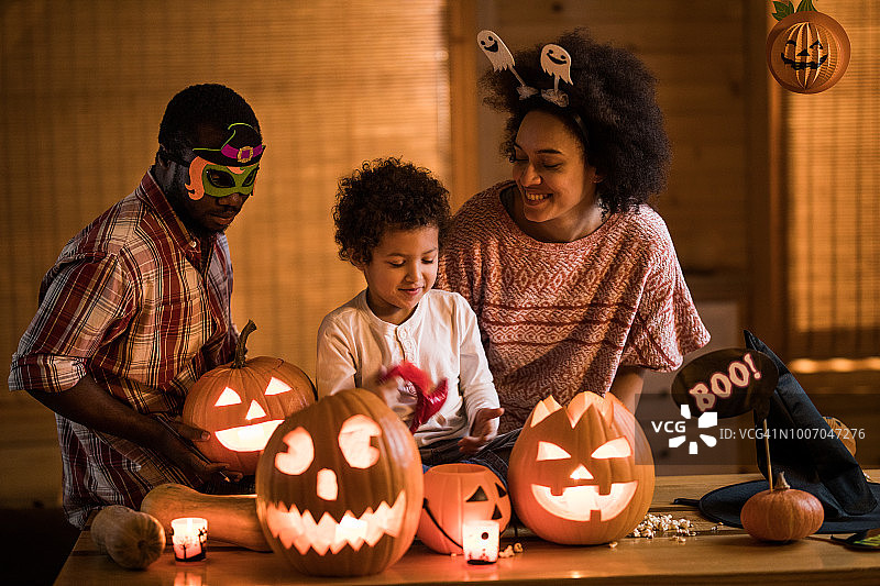 快乐的非裔美国家庭在家中庆祝万圣节图片素材