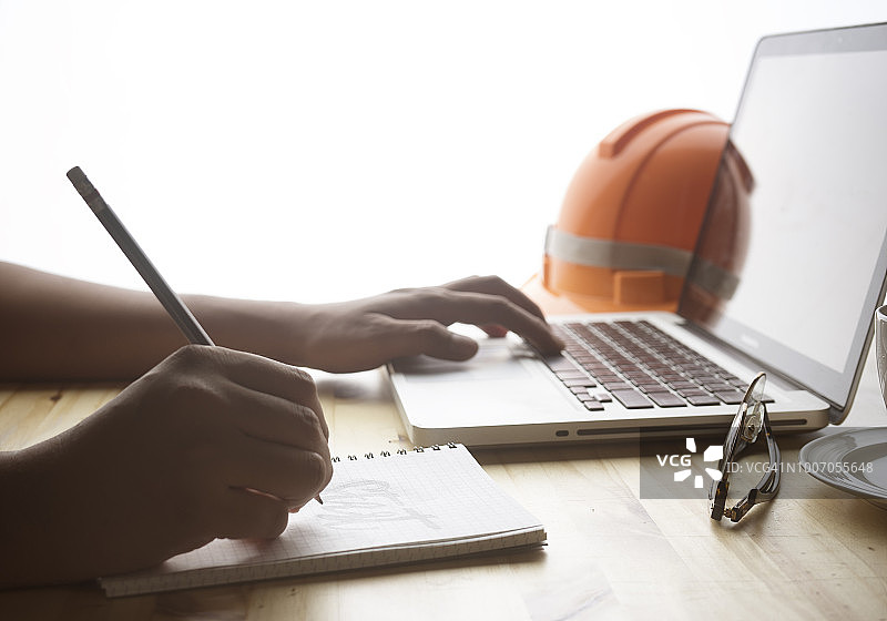 男建筑师在办公桌上绘制蓝图的手部特写图片素材
