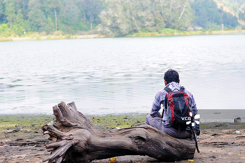 游客在迪eng高原的Telaga Warna图片素材