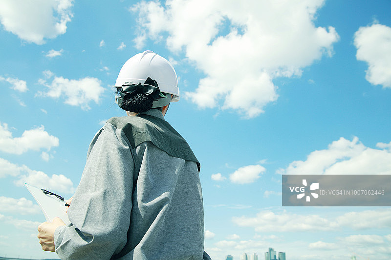 工程师在户外审查剪贴板上的文件图片素材