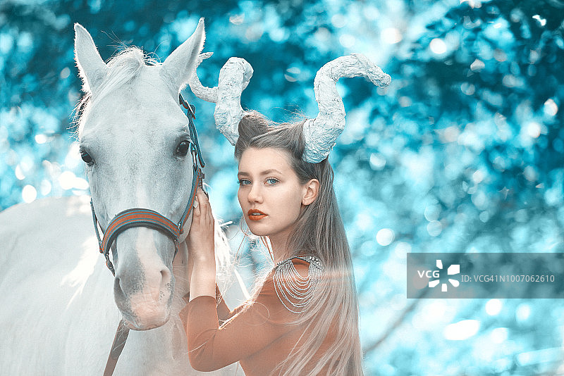 骑马的恶魔女人图片素材