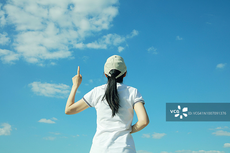 户外，女人向上指图片素材
