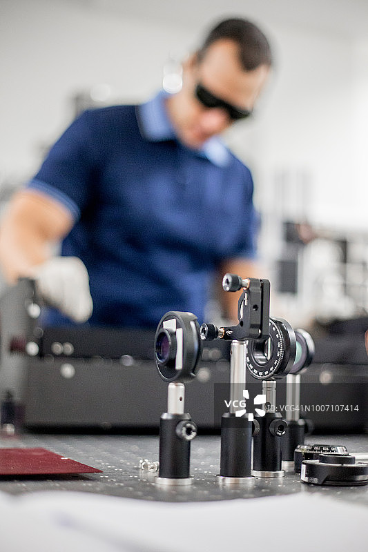 使用高频激光进行新材料研究的科研人员图片素材