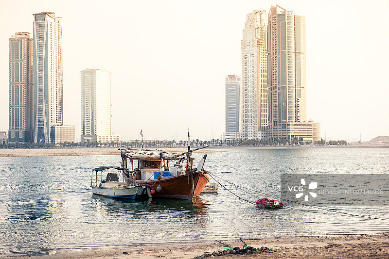 阿联酋沙迦泻湖的渔船图片素材