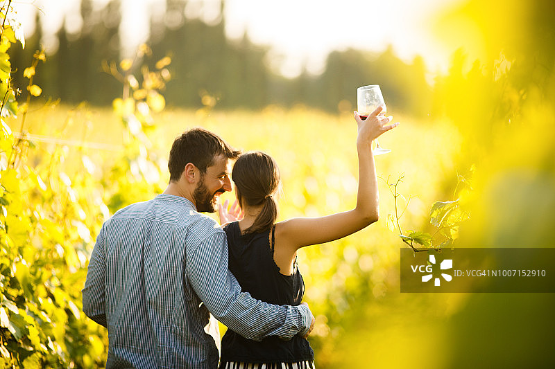 情侣在葡萄园中相拥图片素材