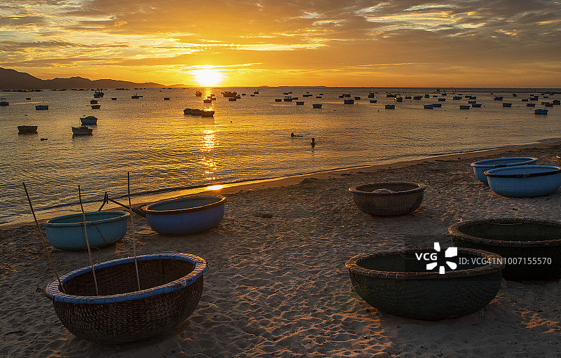 黎明时分海滩上的小圆舟图片素材