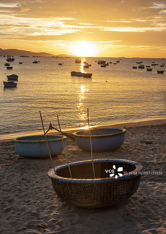 黎明时分海滩上的小圆舟图片素材