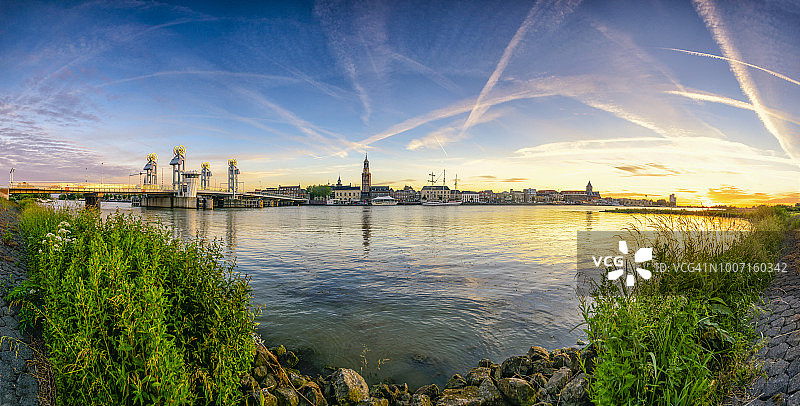 荷兰坎彭市彩色日落图片素材