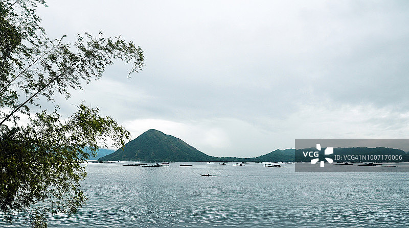 火山和湖泊的美丽景色图片素材